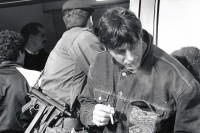 Image of sheet 19920230 photo 15: Bewaffneter Armeeangehöriger Soldat Militär Carabinieri Polizei Razzia im Schmuggelquartier 'Il Paradiso' Brindisi, Italien Italy Razzia 03.92 1992 √
Italian police and army forces during a search early in the morning in a poor smuggler quarter. Puglia Apulien cigars arms armed man sodat soldier Police