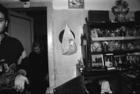 Image of sheet 19920230 photo 18: frtsg. Bogen 19920220 Fund von Benzinlager zum Schmuggel von Zigarretten aus dem ehemaligen Jugoslawien und aus Albanien. Marlboro /Phillip Morris. Kleines Mädchen sitzt im Bett und beobachtet Carabineri, beim Hausdurchsuchen.
Ein Armeeangehöriger Soldat Militär Carabinieri Polizei zeigt während einer Razzia im Schmuggelquartier 'Il Paradiso' Brindisi, Italien Italy Razzia 03.92 1992