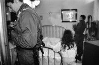 Image of sheet 19920230 photo 2: Während einer Razzia im Schmuggelquartier 'Il Paradiso' bei Brindisi Apulien. Italien 03. 1992 √
During a raid on smuggling Quarter Italy Puglia  smuggler Police child girl bed armed arms mafia cigars army
