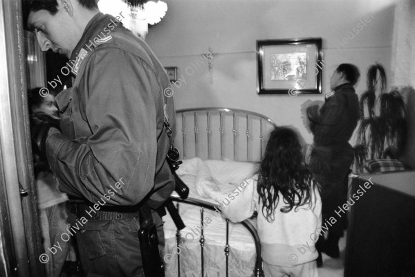 Image of sheet 19920230 photo 2: Während einer Razzia im Schmuggelquartier 'Il Paradiso' bei Brindisi Apulien. Italien 03. 1992 √
During a raid on smuggling Quarter Italy Puglia  smuggler Police child girl bed armed arms mafia cigars army