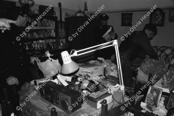 Image of sheet 19920230 photo 21: Während einer Razzia im Schmuggelquartier 'Il Paradiso' bei Brindisi Apulien. Italien 03. 1992 √
During a raid on smuggling Quarter Italy Puglia  smuggler Police child girl bed armed arms mafia cigars army