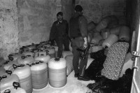 Image of sheet 19920230 photo 25: Während einer Razzia im Schmuggelquartier 'Il Paradiso' bei Brindisi Apulien. Italien 03. 1992 √
During a raid on smuggling Quarter Italy Puglia  smuggler Police child girl bed armed arms mafia cigars army