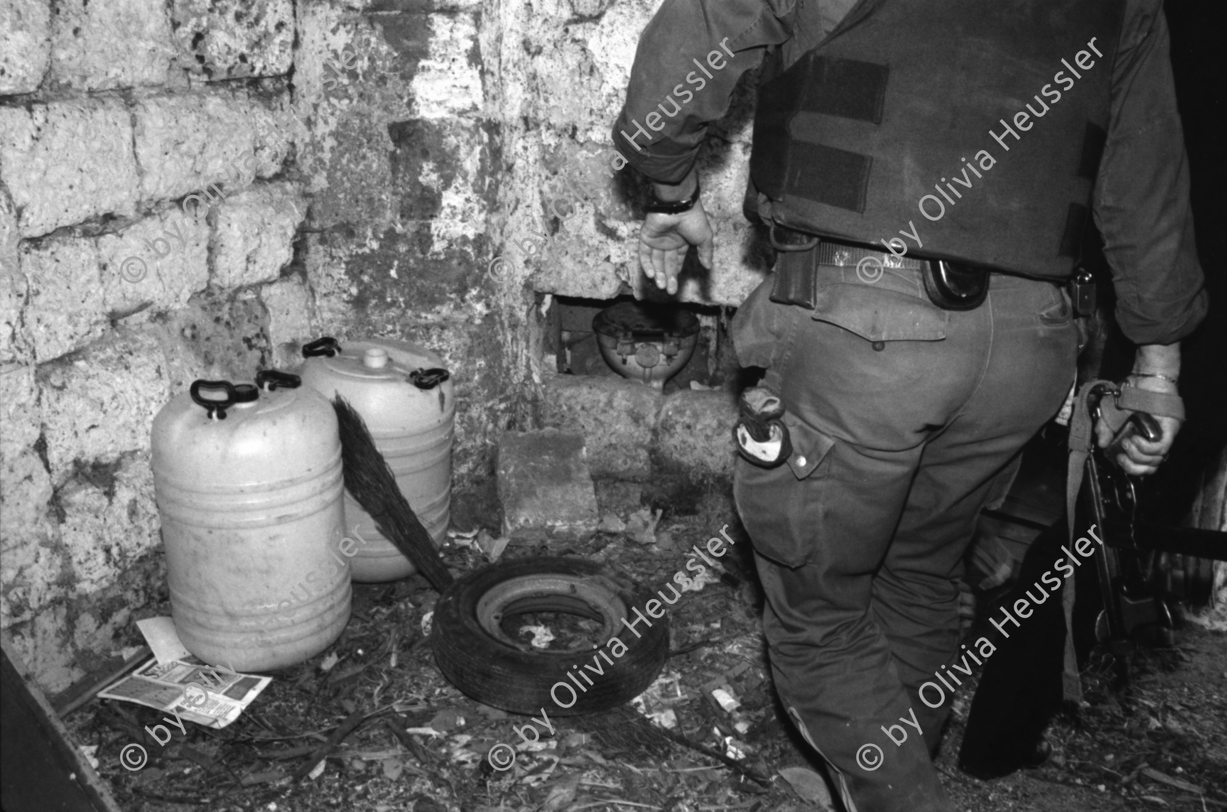 Image of sheet 19920230 photo 29: Während einer Razzia im Schmuggelquartier 'Il Paradiso' bei Brindisi Apulien. Italien 03. 1992 √
During a raid on smuggling Quarter Italy Puglia  smuggler Police child girl bed armed arms mafia cigars army