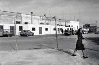 Image of sheet 19920240 photo 18: Eine Frau bringt während einer Razzia ihre Wäsche in Sicherheit. 'Il Paradiso' Brindisi, Italien 03.92 1992 √