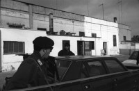Image of sheet 19920240 photo 19: frtsg. von Bogen 92023 Carabineri brechen ilegalerweise Türe zu Privathaus auf. VW Golf der 2 Tage vorher in Lecce geklaut wurde wird gefunden. Puglia Apulien Brindisi Italien Italy 1992