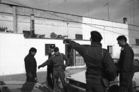 Image of sheet 19920240 photo 21: frtsg. von Bogen 92023 Carabineri brechen ilegalerweise Türe zu Privathaus auf. VW Golf der 2 Tage vorher in Lecce geklaut wurde wird gefunden. Puglia Apulien Brindisi Italien Italy 1992