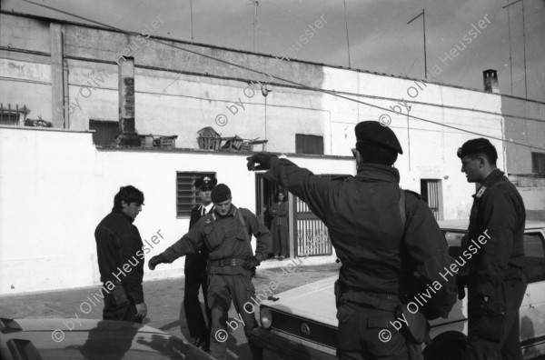 Image of sheet 19920240 photo 21: frtsg. von Bogen 92023 Carabineri brechen ilegalerweise Türe zu Privathaus auf. VW Golf der 2 Tage vorher in Lecce geklaut wurde wird gefunden. Puglia Apulien Brindisi Italien Italy 1992