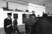 Image of sheet 19920240 photo 24: © 1992, Olivia Heussler / www.clic.li
Italy Police Polizei Razzia Hausdurchsuchung Italien Italy 1992 Brindisi 'il Paradiso' √ Apulien Puglia 
Carabinieri kontrollieren die Papiere eines Bewohners des quartiere 'il Paradiso' während einer Razzia. Brindisi Italien Italy