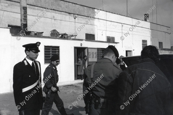 Image of sheet 19920240 photo 24: © 1992, Olivia Heussler / www.clic.li
Italy Police Polizei Razzia Hausdurchsuchung Italien Italy 1992 Brindisi 'il Paradiso' √ Apulien Puglia 
Carabinieri kontrollieren die Papiere eines Bewohners des quartiere 'il Paradiso' während einer Razzia. Brindisi Italien Italy