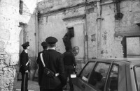 Image of sheet 19920240 photo 29: frtsg. von Bogen 92023 Carabineri brechen ilegalerweise Türe zu Privathaus auf. VW Golf der 2 Tage vorher in Lecce geklaut wurde wird gefunden. Puglia Apulien Brindisi Italien Italy 1992