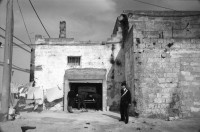 Image of sheet 19920240 photo 32: frtsg. von Bogen 92023 Carabineri brechen ilegalerweise Türe zu Privathaus auf. VW Golf der 2 Tage vorher in Lecce geklaut wurde wird gefunden. Puglia Apulien Brindisi Italien Italy 1992