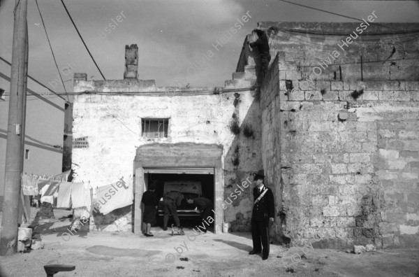 Image of sheet 19920240 photo 32: frtsg. von Bogen 92023 Carabineri brechen ilegalerweise Türe zu Privathaus auf. VW Golf der 2 Tage vorher in Lecce geklaut wurde wird gefunden. Puglia Apulien Brindisi Italien Italy 1992