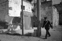 Image of sheet 19920240 photo 35: frtsg. von Bogen 92023 Carabineri brechen ilegalerweise Türe zu Privathaus auf. VW Golf der 2 Tage vorher in Lecce geklaut wurde wird gefunden. Puglia Apulien Brindisi Italien Italy 1992