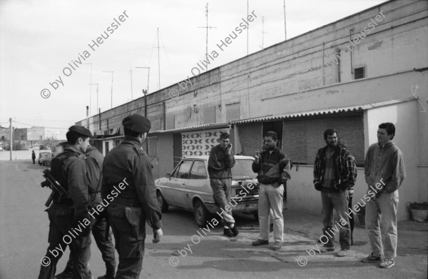 Image of sheet 19920240 photo 40: frtsg. von Bogen 92023 Carabineri brechen ilegalerweise Türe zu Privathaus auf. VW Golf der 2 Tage vorher in Lecce geklaut wurde wird gefunden. Puglia Apulien Brindisi Italien Italy 1992