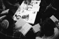 Image of sheet 19920260 photo 18: Pessach Seeder mit kritischen Jüd/Innen GZ Wollishofen. David Bollag, Ruth Guggenheim, Elinor Burgauer, Bettina Trunninger etc. 
Josi Meier und späterer Vater ihrer Kinder Milena und ? küssend. Rote Fabrik. Zürich Schweiz Switzerland
Besuch und Nachtessen bei  r. Riad Mashall in Ramallah. Dermat. Gruppenbild. Westbank. Palestine 1992 Israel