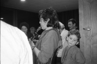 Image of sheet 19920260 photo 21: Pessach Seeder mit kritischen Jüd/Innen GZ Wollishofen. David Bollag, Ruth Guggenheim, Elinor Burgauer, Bettina Trunninger etc. 
Josi Meier und späterer Vater ihrer Kinder Milena und ? küssend. Rote Fabrik. Zürich Schweiz Switzerland
Besuch und Nachtessen bei  r. Riad Mashall in Ramallah. Dermat. Gruppenbild. Westbank. Palestine 1992 Israel