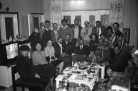 Image of sheet 19920260 photo 35: Pessach Seeder mit kritischen Jüd/Innen GZ Wollishofen. David Bollag, Ruth Guggenheim, Elinor Burgauer, Bettina Trunninger etc. 
Josi Meier und späterer Vater ihrer Kinder Milena und ? küssend. Rote Fabrik. Zürich Schweiz Switzerland
Besuch und Nachtessen bei  r. Riad Mashall in Ramallah. Dermat. Gruppenbild. Westbank. Palestine 1992 Israel
