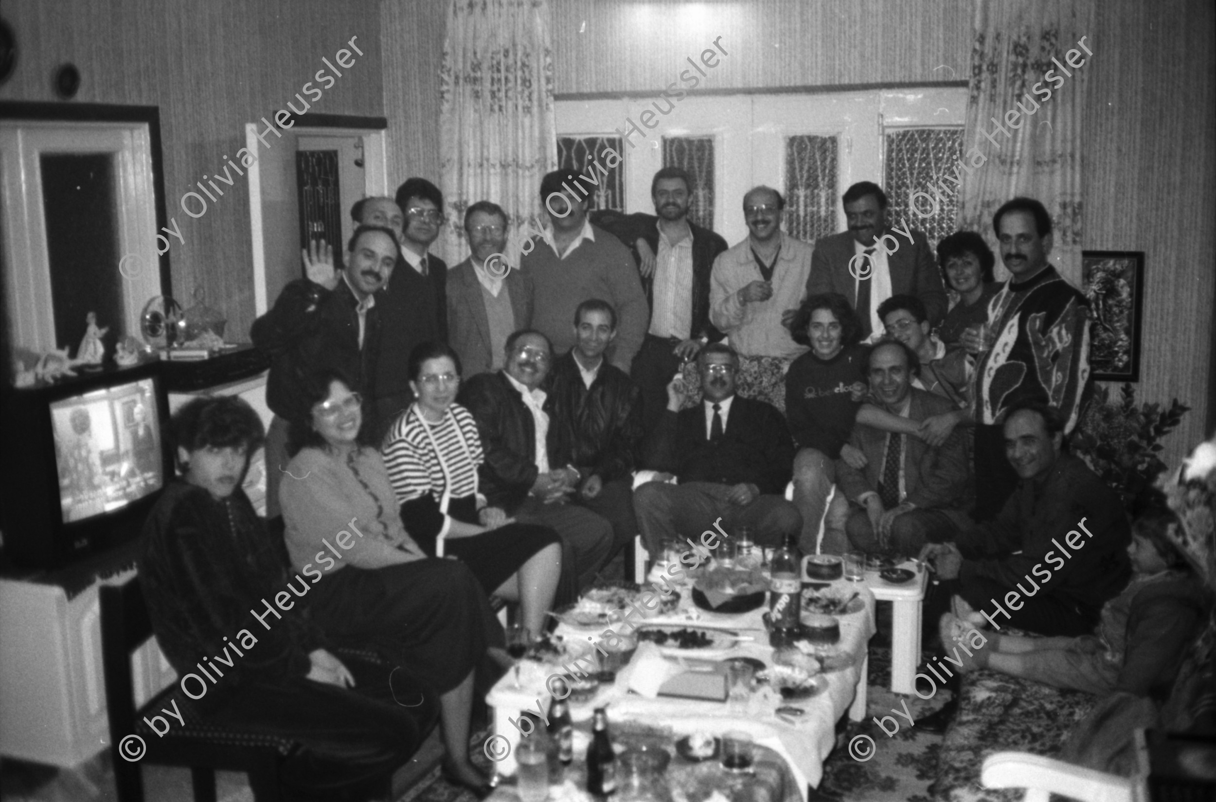Image of sheet 19920260 photo 35: Pessach Seeder mit kritischen Jüd/Innen GZ Wollishofen. David Bollag, Ruth Guggenheim, Elinor Burgauer, Bettina Trunninger etc. 
Josi Meier und späterer Vater ihrer Kinder Milena und ? küssend. Rote Fabrik. Zürich Schweiz Switzerland
Besuch und Nachtessen bei  r. Riad Mashall in Ramallah. Dermat. Gruppenbild. Westbank. Palestine 1992 Israel
