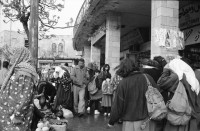 Image of sheet 19920270 photo 11: Morgen über West Jerusalem.Nebel. Obdachloser russischer Einwanderer protestiert in Fussgängerzone. West. Szenen in Ost Jerusalem. Typ. moslemisch gekleidete Frauen. Damaskus Tor. Computer mit arabischer Schrift. Frau arbeitet. im Büro. Israel Palestine 1992 A homeless russian immigrant in the pedestrian section of West Jerusalem protesting against unemployment and the lack of housing.

In the busy pedestrian zone of West Jerusalem, a homeless Russian immigrant protests against unemployment and lack of housing. Israeli military soldier.