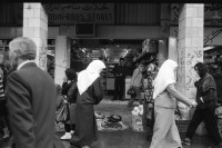 Image of sheet 19920270 photo 12: Morgen über West Jerusalem.Nebel. Obdachloser russischer Einwanderer protestiert in Fussgängerzone. West. Szenen in Ost Jerusalem. Typ. moslemisch gekleidete Frauen. Damaskus Tor. Computer mit arabischer Schrift. Frau arbeitet. im Büro. Israel Palestine 1992 A homeless russian immigrant in the pedestrian section of West Jerusalem protesting against unemployment and the lack of housing.

In the busy pedestrian zone of West Jerusalem, a homeless Russian immigrant protests against unemployment and lack of housing. Israeli military soldier.