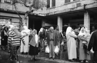 Image of sheet 19920270 photo 13: Morgen über West Jerusalem.Nebel. Obdachloser russischer Einwanderer protestiert in Fussgängerzone. West. Szenen in Ost Jerusalem. Typ. moslemisch gekleidete Frauen. Damaskus Tor. Computer mit arabischer Schrift. Frau arbeitet. im Büro. Israel Palestine 1992 A homeless russian immigrant in the pedestrian section of West Jerusalem protesting against unemployment and the lack of housing.

In the busy pedestrian zone of West Jerusalem, a homeless Russian immigrant protests against unemployment and lack of housing. Israeli military soldier.