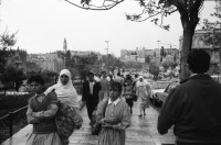 Image of sheet 19920270 photo 15: Morgen über West Jerusalem.Nebel. Obdachloser russischer Einwanderer protestiert in Fussgängerzone. West. Szenen in Ost Jerusalem. Typ. moslemisch gekleidete Frauen. Damaskus Tor. Computer mit arabischer Schrift. Frau arbeitet. im Büro. Israel Palestine 1992 A homeless russian immigrant in the pedestrian section of West Jerusalem protesting against unemployment and the lack of housing.

In the busy pedestrian zone of West Jerusalem, a homeless Russian immigrant protests against unemployment and lack of housing. Israeli military soldier.