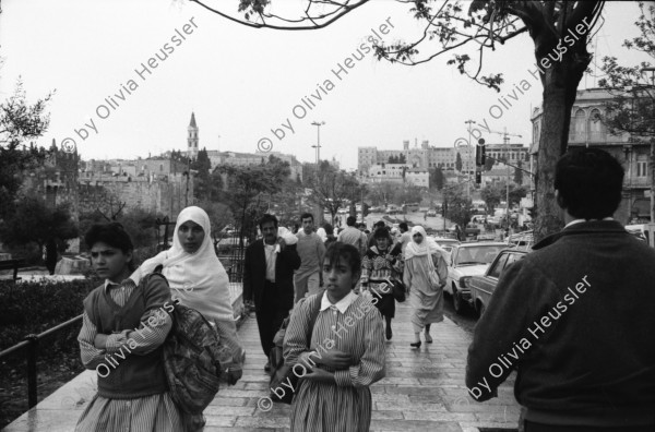 Image of sheet 19920270 photo 15: Morgen über West Jerusalem.Nebel. Obdachloser russischer Einwanderer protestiert in Fussgängerzone. West. Szenen in Ost Jerusalem. Typ. moslemisch gekleidete Frauen. Damaskus Tor. Computer mit arabischer Schrift. Frau arbeitet. im Büro. Israel Palestine 1992 A homeless russian immigrant in the pedestrian section of West Jerusalem protesting against unemployment and the lack of housing.

In the busy pedestrian zone of West Jerusalem, a homeless Russian immigrant protests against unemployment and lack of housing. Israeli military soldier.