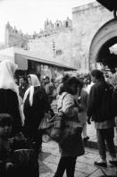 Image of sheet 19920270 photo 19: Morgen über West Jerusalem.Nebel. Obdachloser russischer Einwanderer protestiert in Fussgängerzone. West. Szenen in Ost Jerusalem. Typ. moslemisch gekleidete Frauen. Damaskus Tor. Computer mit arabischer Schrift. Frau arbeitet. im Büro. Israel Palestine 1992 A homeless russian immigrant in the pedestrian section of West Jerusalem protesting against unemployment and the lack of housing.

In the busy pedestrian zone of West Jerusalem, a homeless Russian immigrant protests against unemployment and lack of housing. Israeli military soldier.