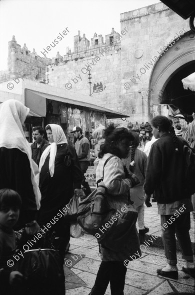 Image of sheet 19920270 photo 19: Morgen über West Jerusalem.Nebel. Obdachloser russischer Einwanderer protestiert in Fussgängerzone. West. Szenen in Ost Jerusalem. Typ. moslemisch gekleidete Frauen. Damaskus Tor. Computer mit arabischer Schrift. Frau arbeitet. im Büro. Israel Palestine 1992 A homeless russian immigrant in the pedestrian section of West Jerusalem protesting against unemployment and the lack of housing.

In the busy pedestrian zone of West Jerusalem, a homeless Russian immigrant protests against unemployment and lack of housing. Israeli military soldier.