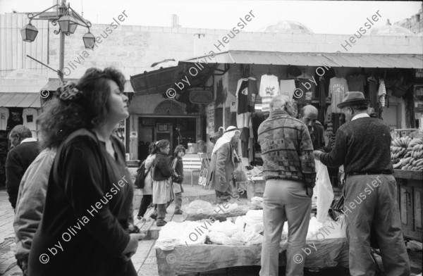 Image of sheet 19920270 photo 20: Morgen über West Jerusalem.Nebel. Obdachloser russischer Einwanderer protestiert in Fussgängerzone. West. Szenen in Ost Jerusalem. Typ. moslemisch gekleidete Frauen. Damaskus Tor. Computer mit arabischer Schrift. Frau arbeitet. im Büro. Israel Palestine 1992 A homeless russian immigrant in the pedestrian section of West Jerusalem protesting against unemployment and the lack of housing.

In the busy pedestrian zone of West Jerusalem, a homeless Russian immigrant protests against unemployment and lack of housing. Israeli military soldier.