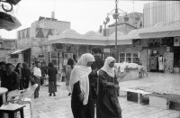 Image of sheet 19920270 photo 21: Morgen über West Jerusalem.Nebel. Obdachloser russischer Einwanderer protestiert in Fussgängerzone. West. Szenen in Ost Jerusalem. Typ. moslemisch gekleidete Frauen. Damaskus Tor. Computer mit arabischer Schrift. Frau arbeitet. im Büro. Israel Palestine 1992 A homeless russian immigrant in the pedestrian section of West Jerusalem protesting against unemployment and the lack of housing.

In the busy pedestrian zone of West Jerusalem, a homeless Russian immigrant protests against unemployment and lack of housing. Israeli military soldier.