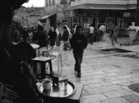 Image of sheet 19920270 photo 24: Morgen über West Jerusalem.Nebel. Obdachloser russischer Einwanderer protestiert in Fussgängerzone. West. Szenen in Ost Jerusalem. Typ. moslemisch gekleidete Frauen. Damaskus Tor. Computer mit arabischer Schrift. Frau arbeitet. im Büro. Israel Palestine 1992 A homeless russian immigrant in the pedestrian section of West Jerusalem protesting against unemployment and the lack of housing.

In the busy pedestrian zone of West Jerusalem, a homeless Russian immigrant protests against unemployment and lack of housing. Israeli military soldier.