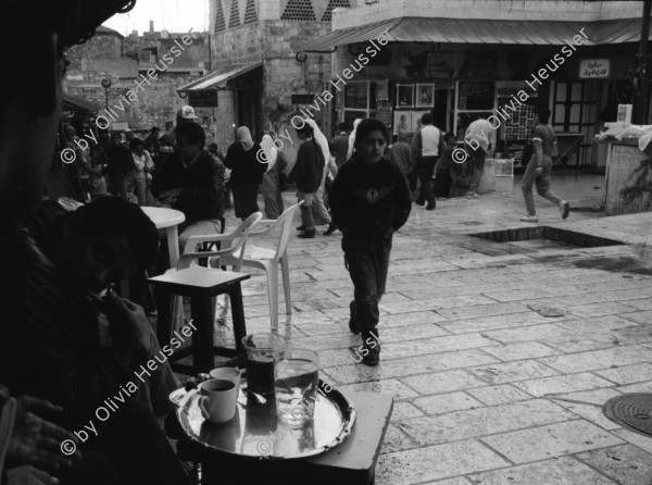 Image of sheet 19920270 photo 24: Morgen über West Jerusalem.Nebel. Obdachloser russischer Einwanderer protestiert in Fussgängerzone. West. Szenen in Ost Jerusalem. Typ. moslemisch gekleidete Frauen. Damaskus Tor. Computer mit arabischer Schrift. Frau arbeitet. im Büro. Israel Palestine 1992 A homeless russian immigrant in the pedestrian section of West Jerusalem protesting against unemployment and the lack of housing.

In the busy pedestrian zone of West Jerusalem, a homeless Russian immigrant protests against unemployment and lack of housing. Israeli military soldier.