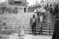 Image of sheet 19920270 photo 27: Morgen über West Jerusalem.Nebel. Obdachloser russischer Einwanderer protestiert in Fussgängerzone. West. Szenen in Ost Jerusalem. Typ. moslemisch gekleidete Frauen. Damaskus Tor. Computer mit arabischer Schrift. Frau arbeitet. im Büro. Israel Palestine 1992 A homeless russian immigrant in the pedestrian section of West Jerusalem protesting against unemployment and the lack of housing.

In the busy pedestrian zone of West Jerusalem, a homeless Russian immigrant protests against unemployment and lack of housing. Israeli military soldier.