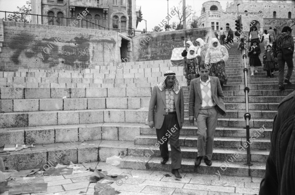 Image of sheet 19920270 photo 27: Morgen über West Jerusalem.Nebel. Obdachloser russischer Einwanderer protestiert in Fussgängerzone. West. Szenen in Ost Jerusalem. Typ. moslemisch gekleidete Frauen. Damaskus Tor. Computer mit arabischer Schrift. Frau arbeitet. im Büro. Israel Palestine 1992 A homeless russian immigrant in the pedestrian section of West Jerusalem protesting against unemployment and the lack of housing.

In the busy pedestrian zone of West Jerusalem, a homeless Russian immigrant protests against unemployment and lack of housing. Israeli military soldier.