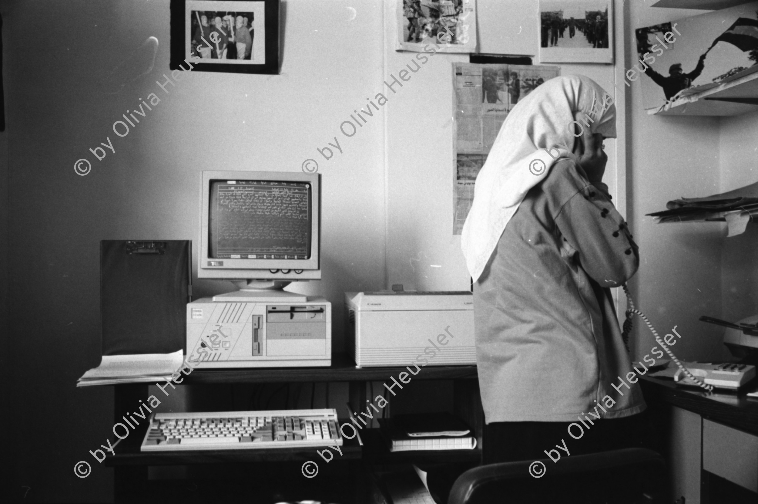 Image of sheet 19920270 photo 31: Morgen über West Jerusalem.Nebel. Obdachloser russischer Einwanderer protestiert in Fussgängerzone. West. Szenen in Ost Jerusalem. Typ. moslemisch gekleidete Frauen. Damaskus Tor. Computer mit arabischer Schrift. Frau arbeitet. im Büro. Israel Palestine 1992 A homeless russian immigrant in the pedestrian section of West Jerusalem protesting against unemployment and the lack of housing.

In the busy pedestrian zone of West Jerusalem, a homeless Russian immigrant protests against unemployment and lack of housing. Israeli military soldier.