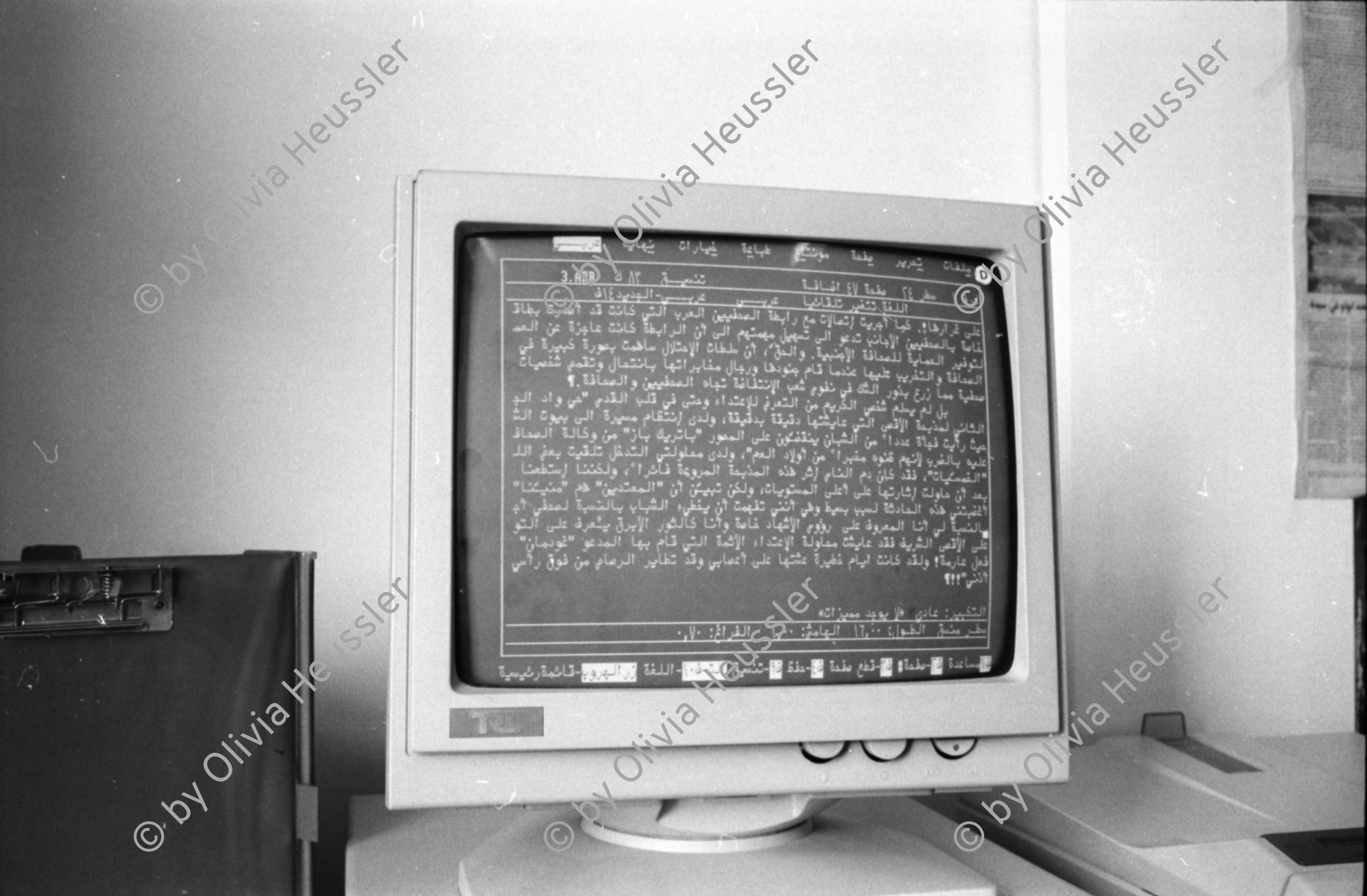 Image of sheet 19920270 photo 33: Morgen über West Jerusalem.Nebel. Obdachloser russischer Einwanderer protestiert in Fussgängerzone. West. Szenen in Ost Jerusalem. Typ. moslemisch gekleidete Frauen. Damaskus Tor. Computer mit arabischer Schrift. Frau arbeitet. im Büro. Israel Palestine 1992 A homeless russian immigrant in the pedestrian section of West Jerusalem protesting against unemployment and the lack of housing.

In the busy pedestrian zone of West Jerusalem, a homeless Russian immigrant protests against unemployment and lack of housing. Israeli military soldier.