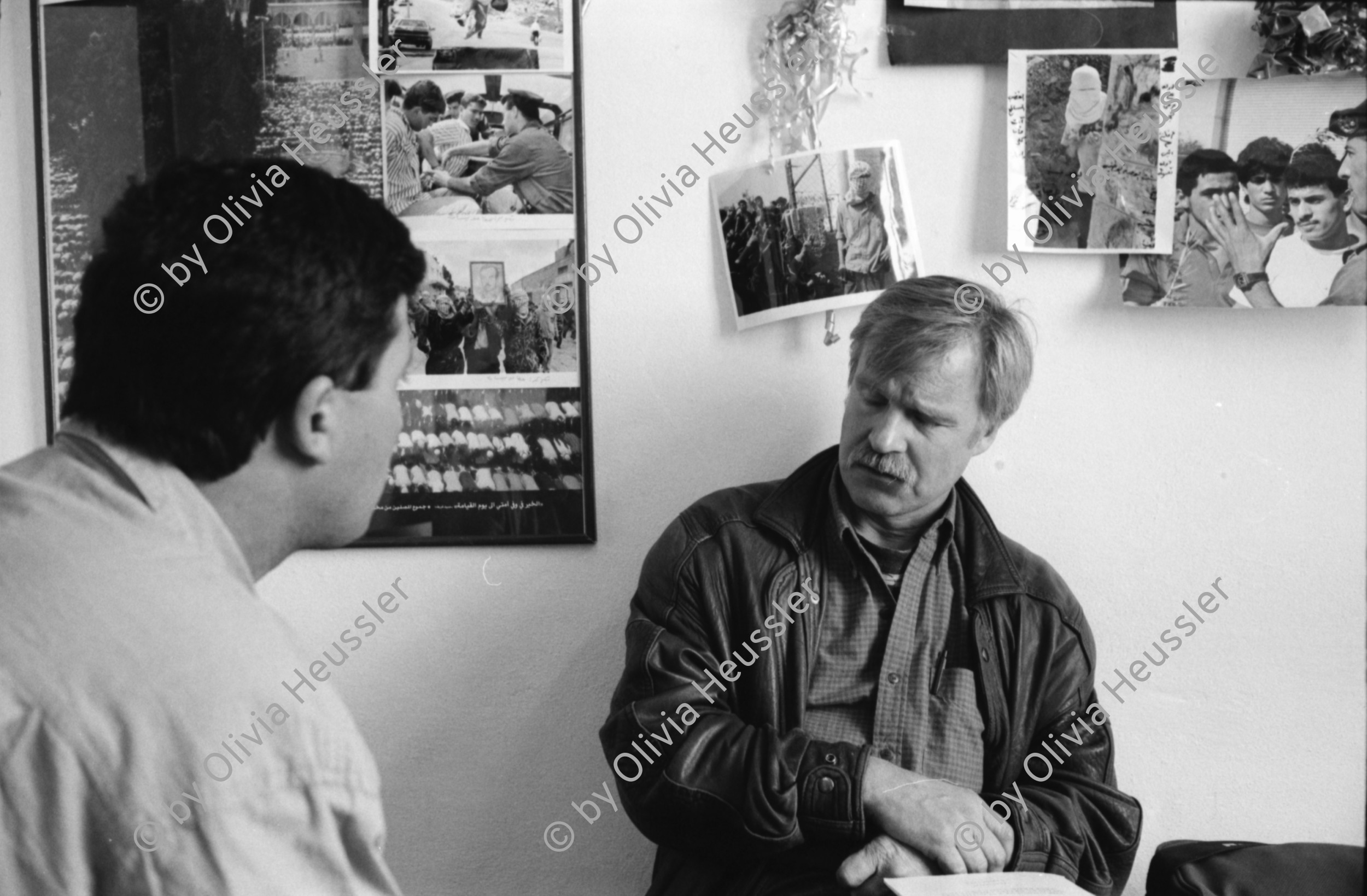 Image of sheet 19920270 photo 36: Morgen über West Jerusalem.Nebel. Obdachloser russischer Einwanderer protestiert in Fussgängerzone. West. Szenen in Ost Jerusalem. Typ. moslemisch gekleidete Frauen. Damaskus Tor. Computer mit arabischer Schrift. Frau arbeitet. im Büro. Israel Palestine 1992 A homeless russian immigrant in the pedestrian section of West Jerusalem protesting against unemployment and the lack of housing.

In the busy pedestrian zone of West Jerusalem, a homeless Russian immigrant protests against unemployment and lack of housing. Israeli military soldier.