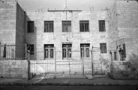 Image of sheet 19920270 photo 37: Morgen über West Jerusalem.Nebel. Obdachloser russischer Einwanderer protestiert in Fussgängerzone. West. Szenen in Ost Jerusalem. Typ. moslemisch gekleidete Frauen. Damaskus Tor. Computer mit arabischer Schrift. Frau arbeitet. im Büro. Israel Palestine 1992 A homeless russian immigrant in the pedestrian section of West Jerusalem protesting against unemployment and the lack of housing.

In the busy pedestrian zone of West Jerusalem, a homeless Russian immigrant protests against unemployment and lack of housing. Israeli military soldier.