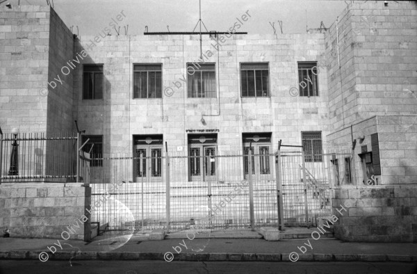 Image of sheet 19920270 photo 37: Morgen über West Jerusalem.Nebel. Obdachloser russischer Einwanderer protestiert in Fussgängerzone. West. Szenen in Ost Jerusalem. Typ. moslemisch gekleidete Frauen. Damaskus Tor. Computer mit arabischer Schrift. Frau arbeitet. im Büro. Israel Palestine 1992 A homeless russian immigrant in the pedestrian section of West Jerusalem protesting against unemployment and the lack of housing.

In the busy pedestrian zone of West Jerusalem, a homeless Russian immigrant protests against unemployment and lack of housing. Israeli military soldier.