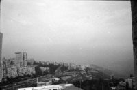 Image of sheet 19920270 photo 4: Morgen über West Jerusalem.Nebel. Obdachloser russischer Einwanderer protestiert in Fussgängerzone. West. Szenen in Ost Jerusalem. Typ. moslemisch gekleidete Frauen. Damaskus Tor. Computer mit arabischer Schrift. Frau arbeitet. im Büro. Israel Palestine 1992 A homeless russian immigrant in the pedestrian section of West Jerusalem protesting against unemployment and the lack of housing.

In the busy pedestrian zone of West Jerusalem, a homeless Russian immigrant protests against unemployment and lack of housing. Israeli military soldier.
