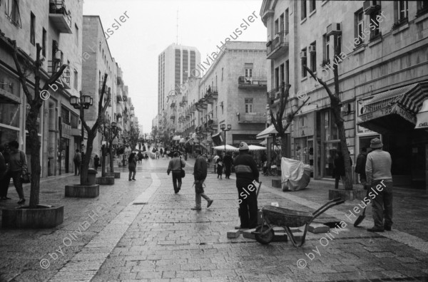 Image of sheet 19920270 photo 5: Morgen über West Jerusalem.Nebel. Obdachloser russischer Einwanderer protestiert in Fussgängerzone. West. Szenen in Ost Jerusalem. Typ. moslemisch gekleidete Frauen. Damaskus Tor. Computer mit arabischer Schrift. Frau arbeitet. im Büro. Israel Palestine 1992 A homeless russian immigrant in the pedestrian section of West Jerusalem protesting against unemployment and the lack of housing.

In the busy pedestrian zone of West Jerusalem, a homeless Russian immigrant protests against unemployment and lack of housing. Israeli military soldier.