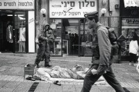 Image of sheet 19920270 photo 6: Israelischer Militär passiert vor einem obdachlosen Immigranten aus Russland er protestiert in der gut frequentierten Fussgängerzone Altstadt West -Jerusalems gegen Arbeitslosigkeit und Wohnungsnot. Israel Palästine Palestine 1992 √  army military soldier sans abri Obdachloser Protest Imigrant einwanderer

From:  Out of Jerusalem / Jenseits von Jerusalem page Nr. : 25

A homeless russian immigrant in the pedestrian section of West Jerusalem protesting against unemployment and the lack of housing.

In the busy pedestrian zone of West Jerusalem, a homeless Russian immigrant protests against unemployment and lack of housing. Israeli military soldier.