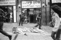 Image of sheet 19920270 photo 7: Morgen über West Jerusalem.Nebel. Obdachloser russischer Einwanderer protestiert in Fussgängerzone. West. Szenen in Ost Jerusalem. Typ. moslemisch gekleidete Frauen. Damaskus Tor. Computer mit arabischer Schrift. Frau arbeitet. im Büro. Israel Palestine 1992 A homeless russian immigrant in the pedestrian section of West Jerusalem protesting against unemployment and the lack of housing.

In the busy pedestrian zone of West Jerusalem, a homeless Russian immigrant protests against unemployment and lack of housing. Israeli military soldier.