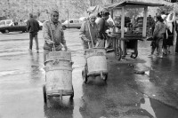 Image of sheet 19920270 photo 9: © 1992, Olivia Heussler / www.clic.li
Szenen in Ost Jerusalem.  Jerusalem 

Israel Palestine Old town 1992 garbidge Abfallmänner men street cleaning Strassenputzer Mülleimer Abfallkübel √ Palestine Arbeit work men