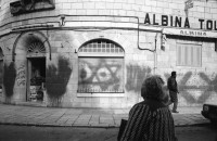 Image of sheet 19920280 photo 1: Salah al Hedin Street. Siedlerauto wurde aus Protest von jungen Palästinenser angezündet. Soldaten löschen Feuer. Intifada. Schüler kaufen Eis. Gazastreifen: Portrait Dr. Haider Abd al Shafi. Leiter der palästinensischen Delegation. Gefängniss