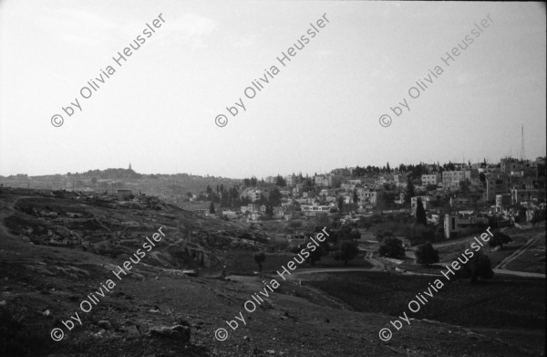 Image of sheet 19920280 photo 15: Salah al Hedin Street. Siedlerauto wurde aus Protest von jungen Palästinenser angezündet. Soldaten löschen Feuer. Intifada. Schüler kaufen Eis. Gazastreifen: Portrait Dr. Haider Abd al Shafi. Leiter der palästinensischen Delegation. Gefängniss