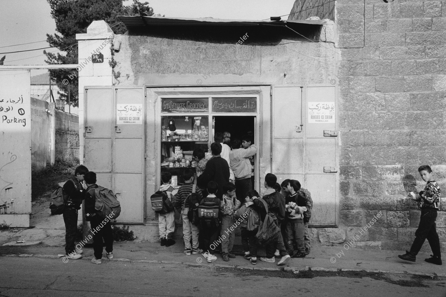 Image of sheet 19920280 photo 17: Palästinensische Schulkinder stürmen nach der Schule den Quartierladen für Schleckerreien. Ost Jerusalem Palestine Palästina 04.92 √

Palestinian children in East-Jerusalem.