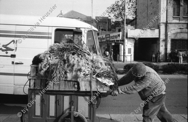 Image of sheet 19920280 photo 18: Salah al Hedin Street. Siedlerauto wurde aus Protest von jungen Palästinenser angezündet. Soldaten löschen Feuer. Intifada. Schüler kaufen Eis. Gazastreifen: Portrait Dr. Haider Abd al Shafi. Leiter der palästinensischen Delegation. Gefängniss