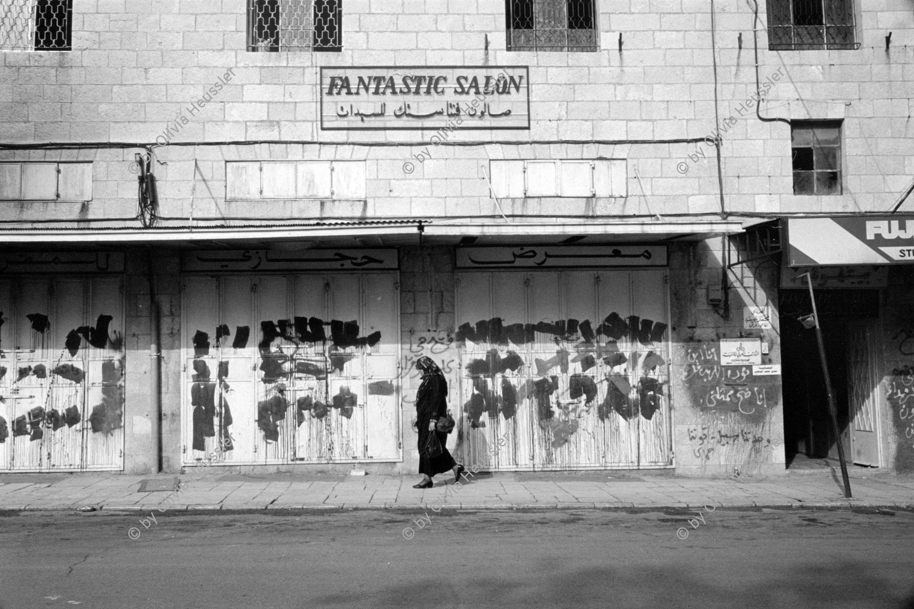 Image of sheet 19920280 photo 3: Im Ost- Jerusalemer Stadtteil werden aus Protest gegen die Israelische Besatzungspolitik oft die Läden geschlosssen gehalten. Fantastic Salon. Palästina 04.92 √ © 1992, Olivia Heussler
From: Out of Jerusalem / Jenseits von Jerusalem page Nr. : 43
Palestinians protest by closing down their shops in the eastern sector of the Old Town. Palestine shop